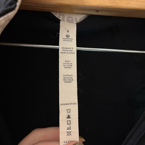 Lulu lemon jacket with hand covers on sleeves. Size 8 - Picture 2 of 4